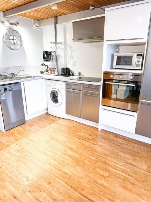 Escape - Centre - Parking Available! Appartement