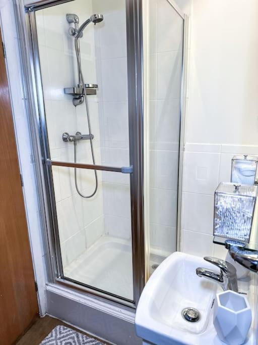 Escape - Centre - Parking Available! Apartment